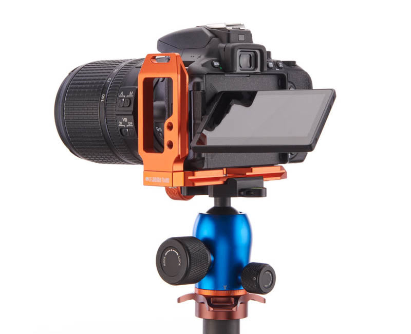 NIKON D5600 on QR11-L 2.0 - Side/Rear view