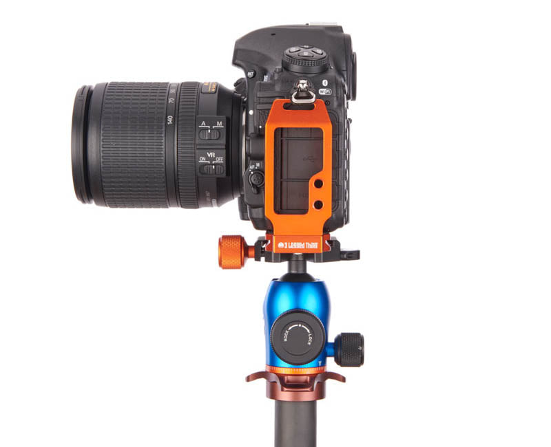 NIKON D850 on QR11-L 2.0 - Side view