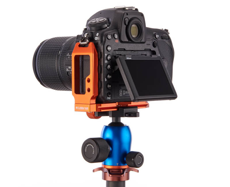 NIKON D850 on QR11-L 2.0 - Side/Rear view