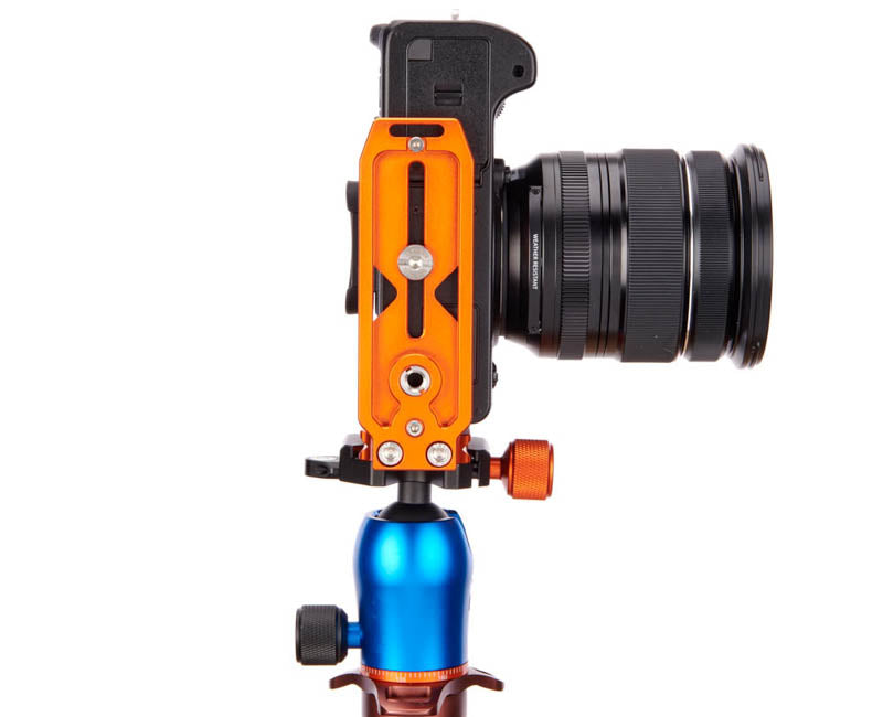 FUJIFILM X-T4 on QR11-L 2.0 - Underside view