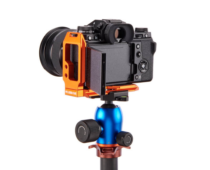 FUJIFILM X-T4 on QR11-L 2.0 - Side/rear view