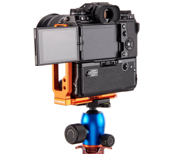 FUJIFILM X-T4 with grip on QR11-FB 2.0 - Side/rear view