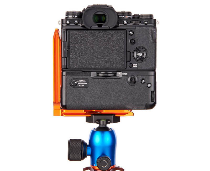 FUJIFILM X-T4 with grip on QR11-FB 2.0 - Underside view